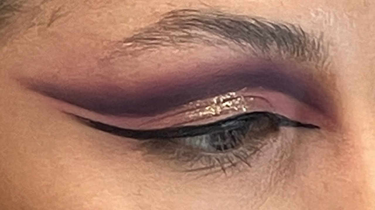 Scuola di sfumatura : la cut-crease con base di matita nera e sovrapposizione di 3 ombretti.