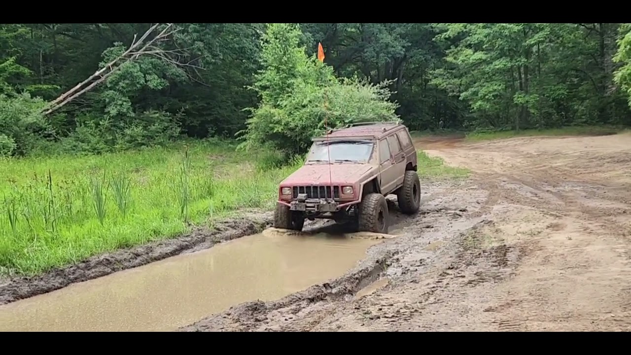 Jeep Cherokee Mudding On 37's at Rocks and Valley's Off-road Park