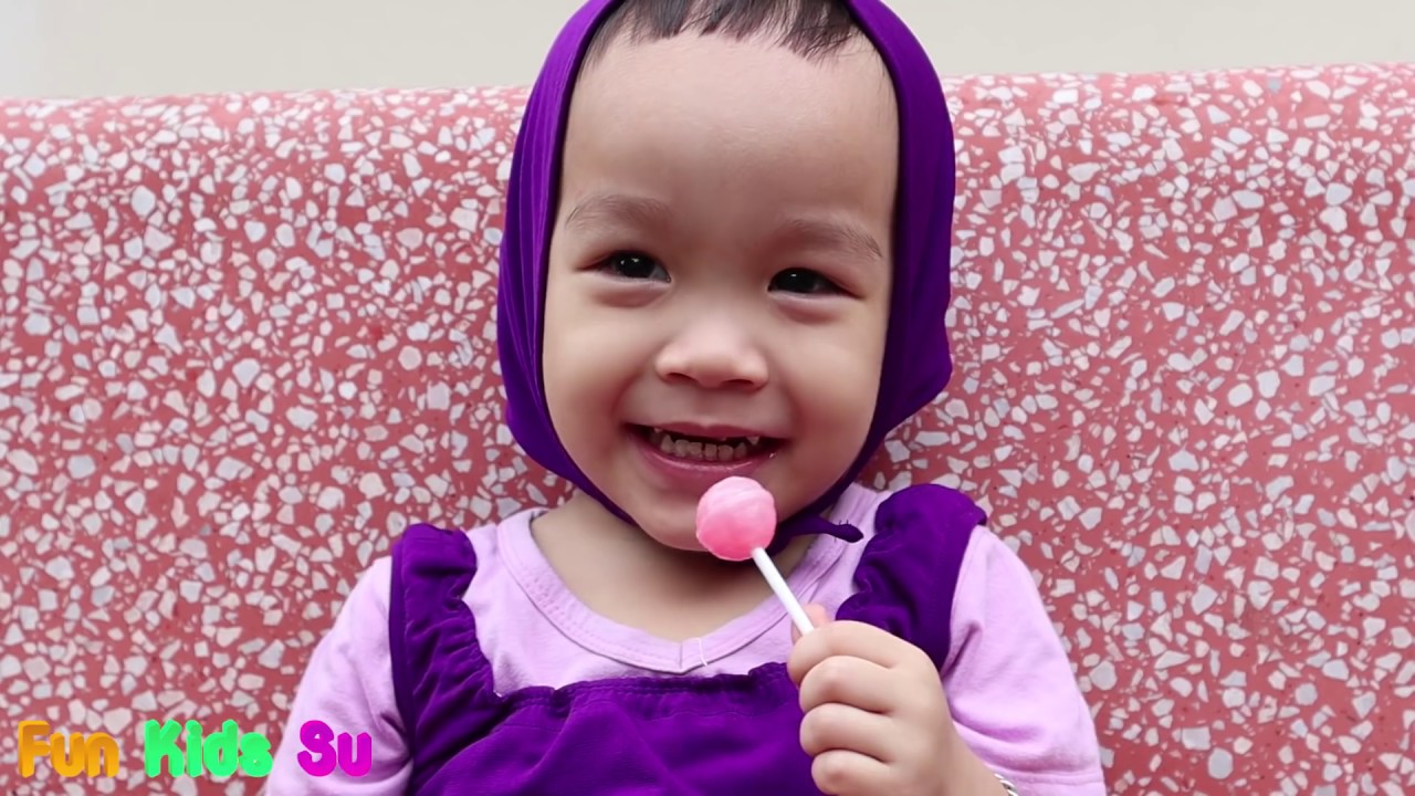 Bé su siêu quậy lén mẹ ăn vụng kẹo mút khổng lồ của e gái socola fun kids su
