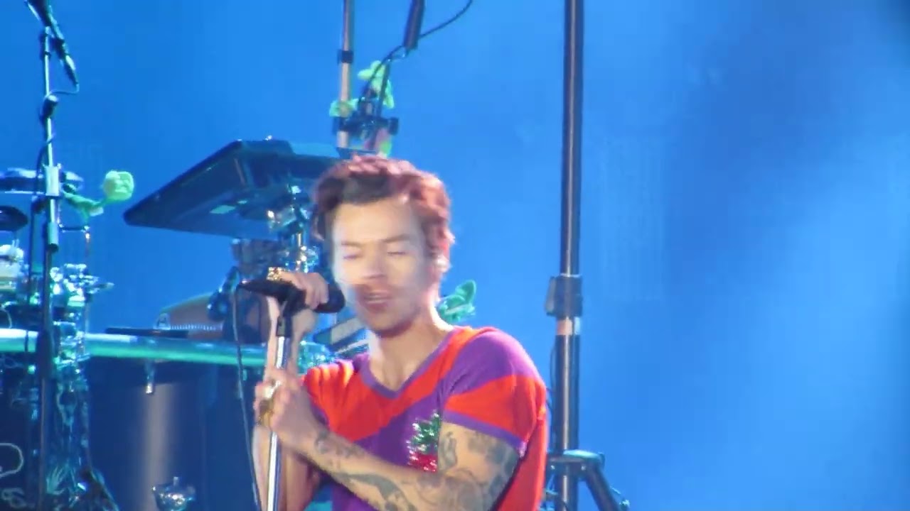 Harry Styles - Kiwi - Manchester Night One