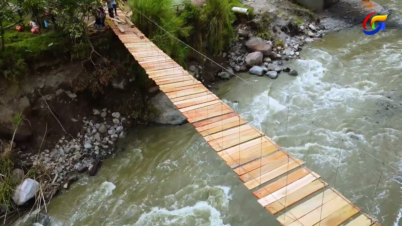 Puente colgante provisional sobre el río Mayo