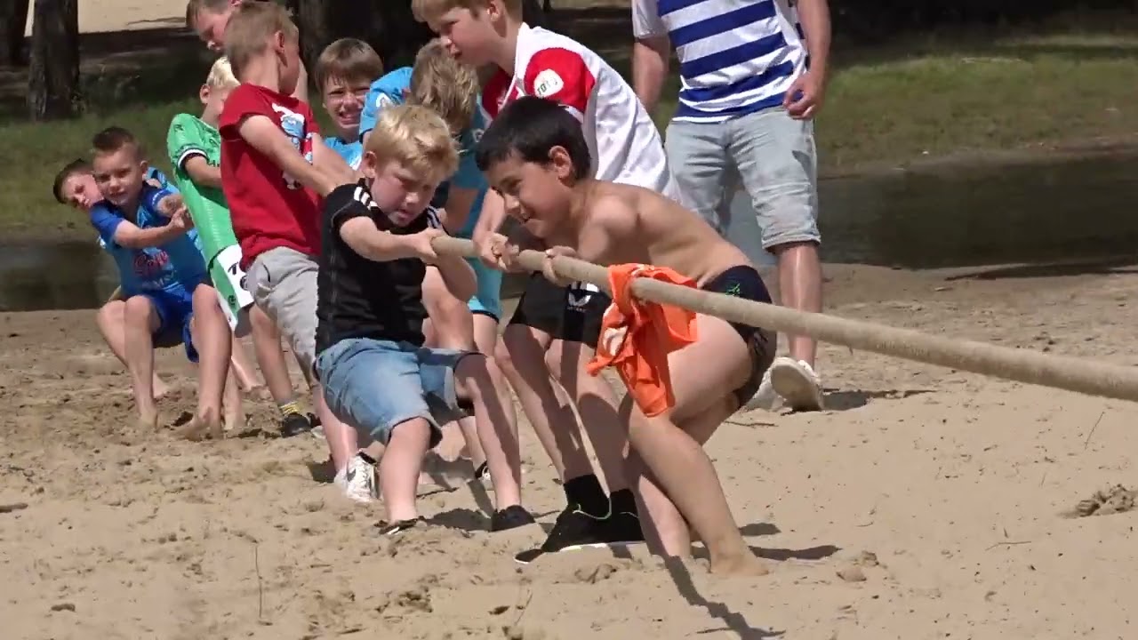 Touwtrekken op de zandvlakte