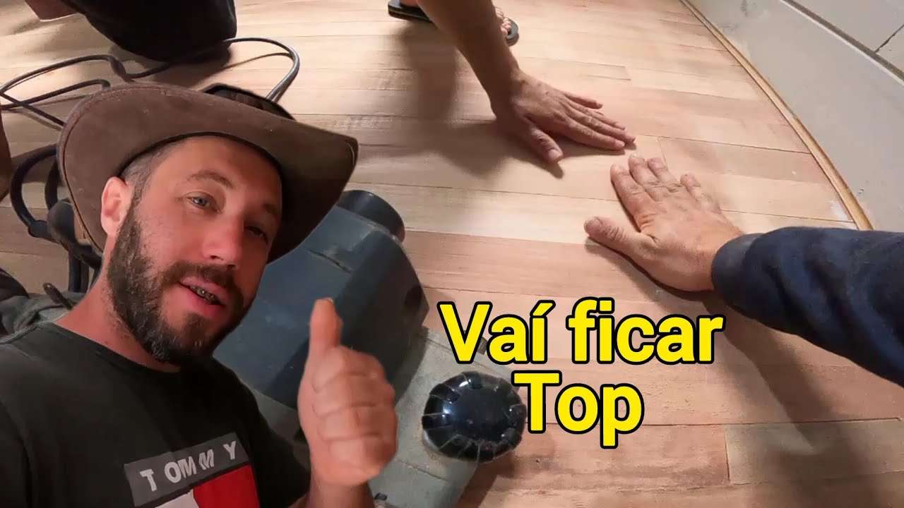 Lixando o assoalho da casa