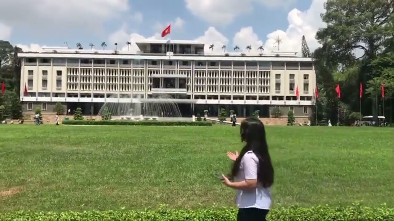Hướng dẫn viên du lịch tại điểm tham quan du lịch Dinh Độc Lập