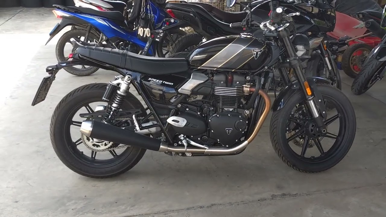 Triumph Speed Twin stock exhaust sound