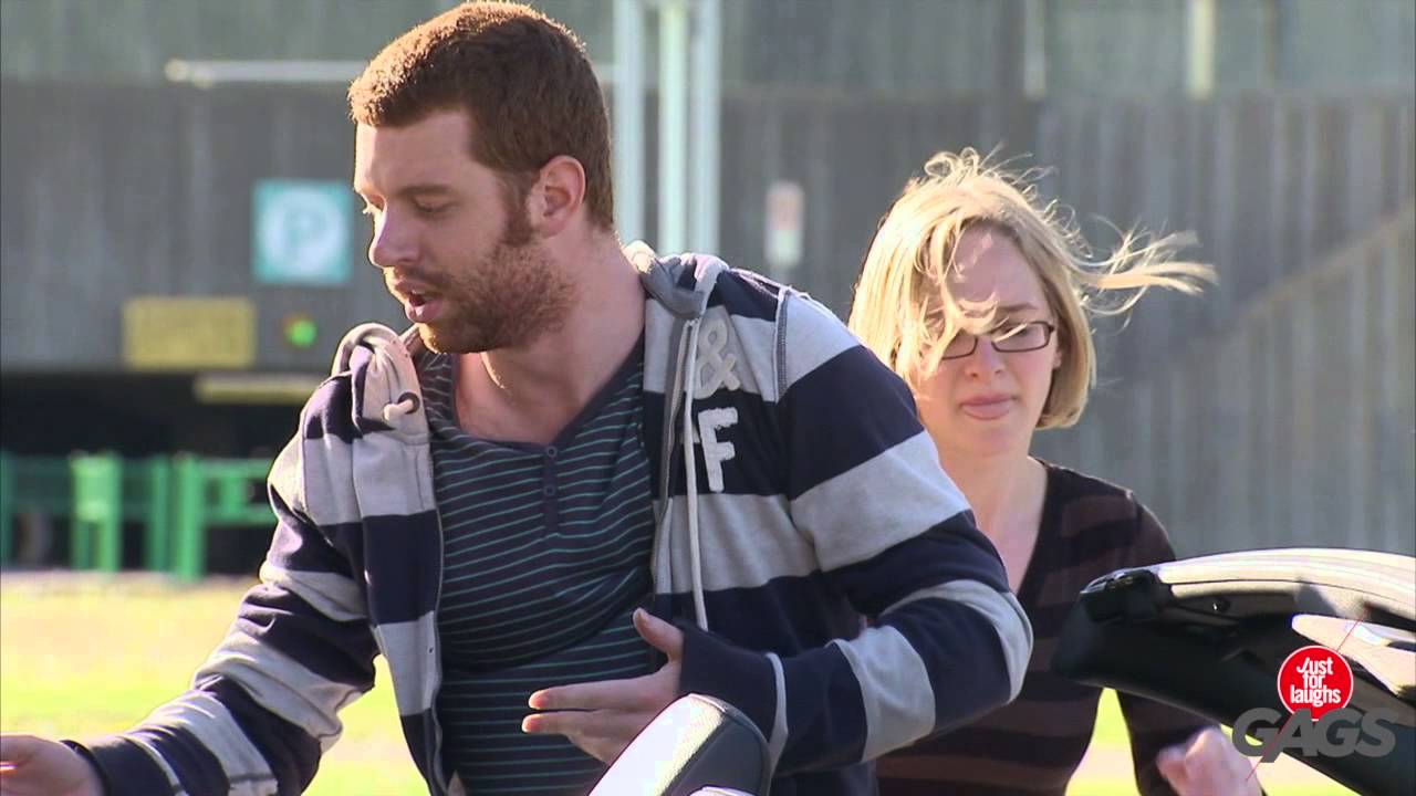 Rabbin se coince les cheveux dans la voiture!