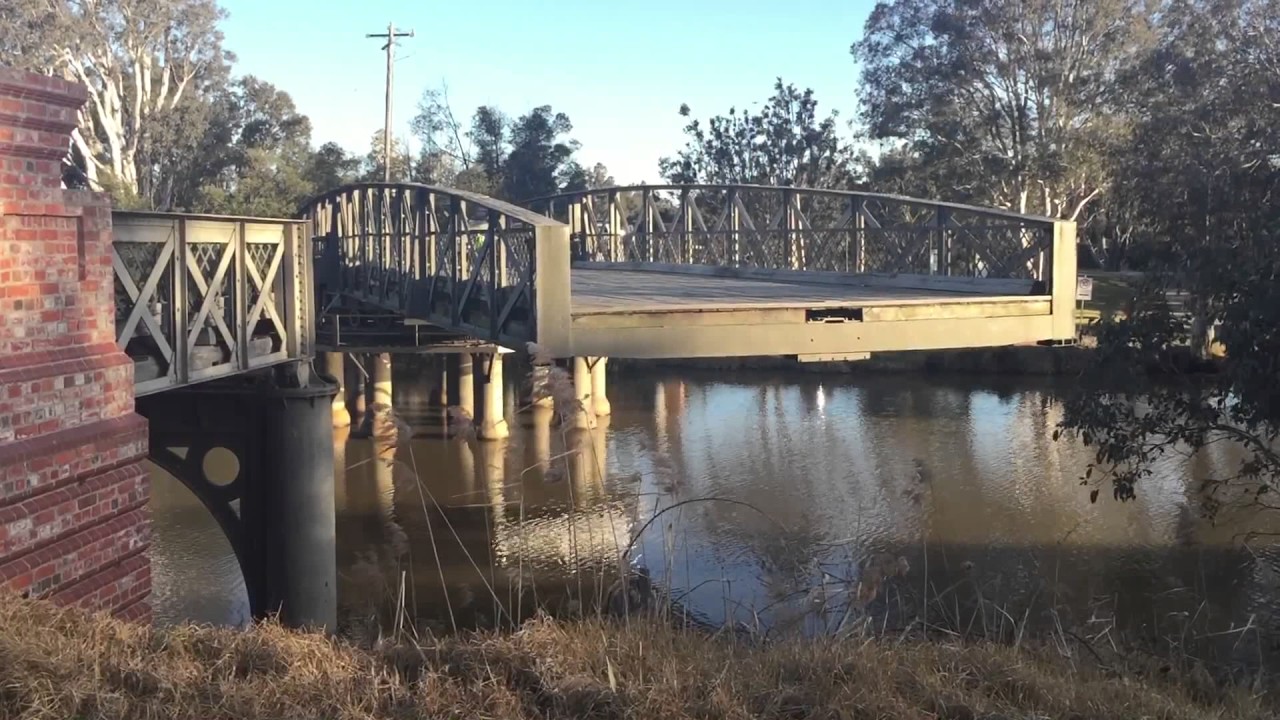 Sale Victoria Swing // Rotating Bridge