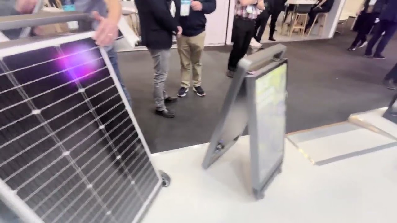 Monitor con panelli solari - Mostra ISE