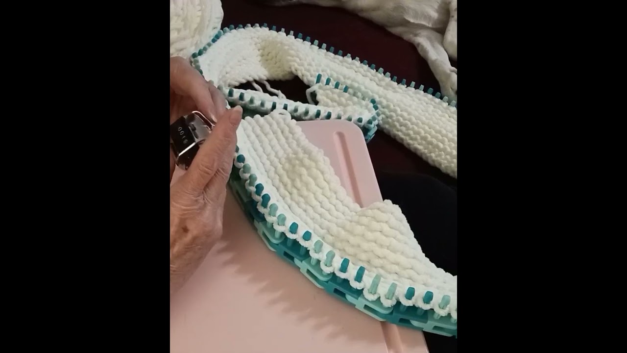 Loom knitting a blanket  using the teal links