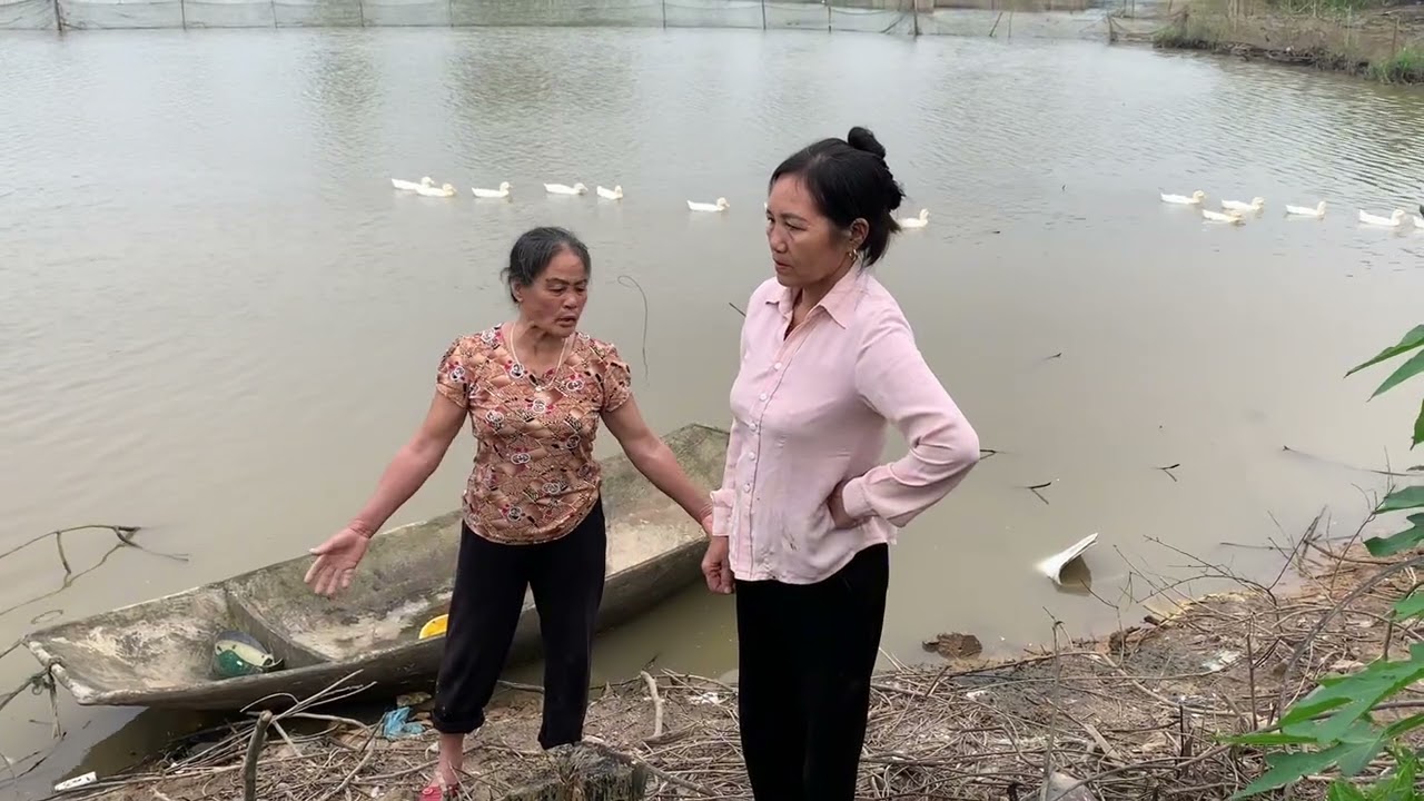 Mụ quế cay cú không làm gì được bà quyển.sợ bà quyển bán vịt của thắng lấy tiền 