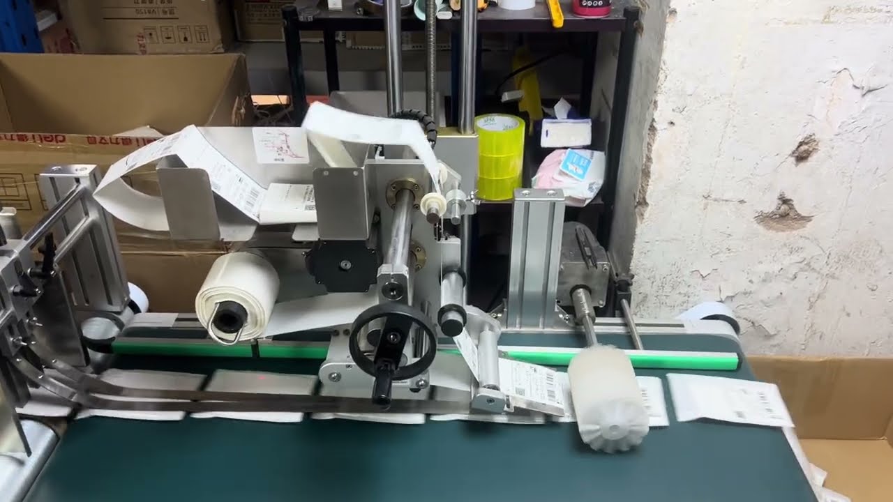 包装袋自动分页贴标机 Fully Automatic Bag Feeding Labeling Machine