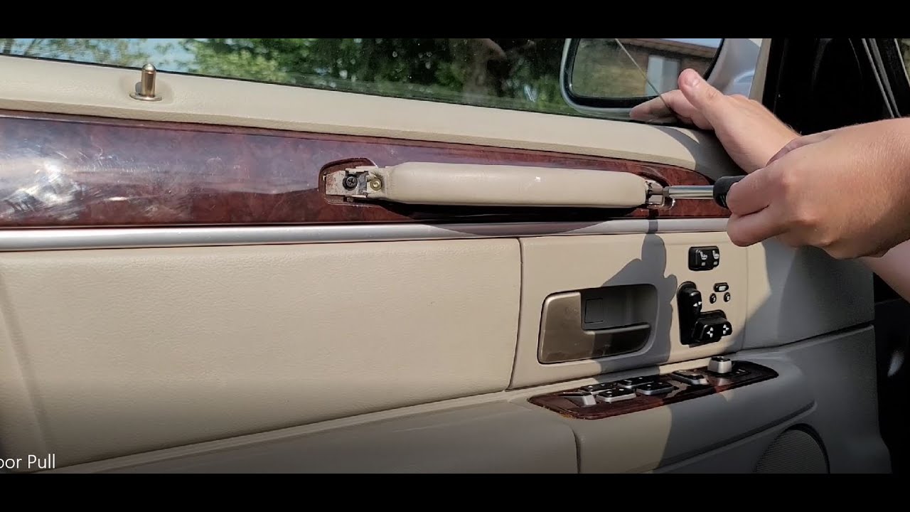 Парень, владеющий Lincoln Town Car, зафиксировал дверь на своем Lincoln Town Car Signature Limite...