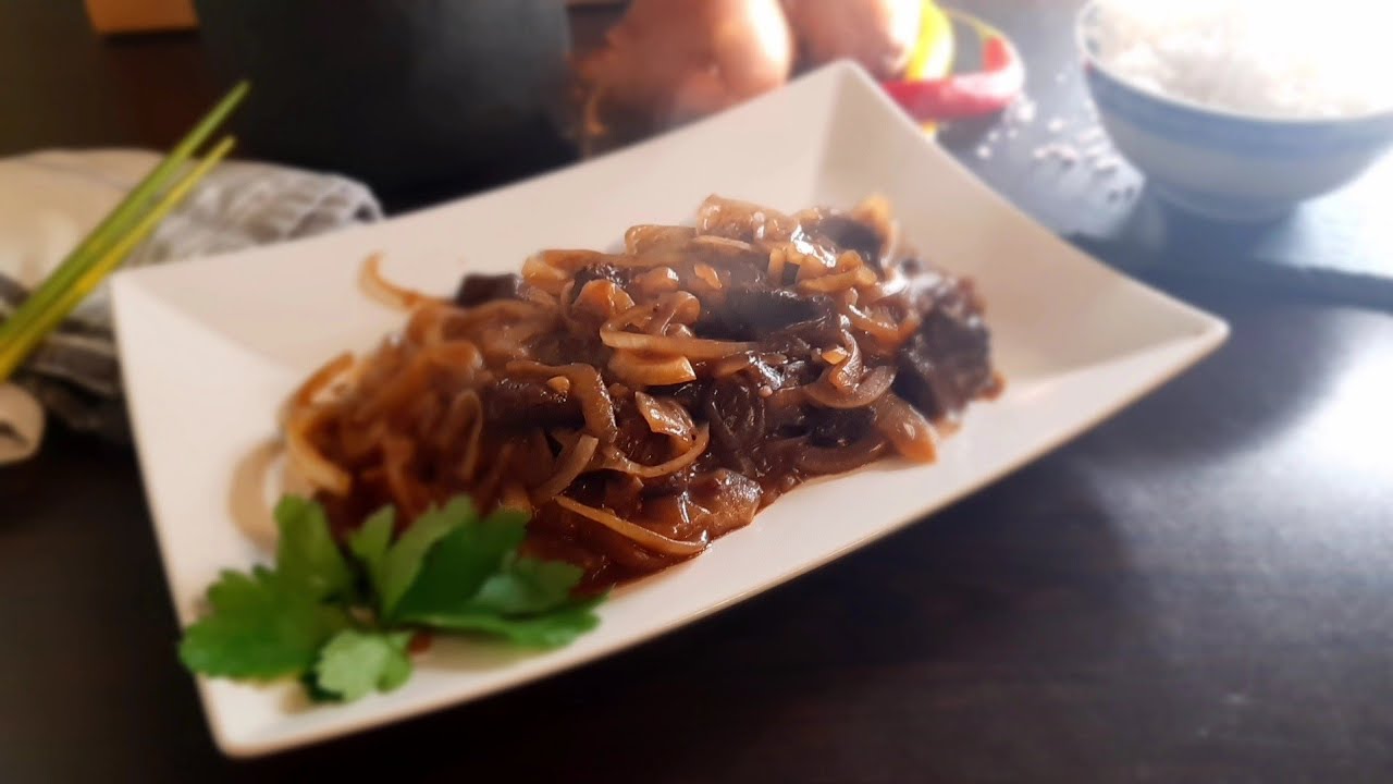 Rindfleisch mit Zwiebeln auf Asiatisch/Chinesisch Art. Zubereitet in einen Kazan/Wok