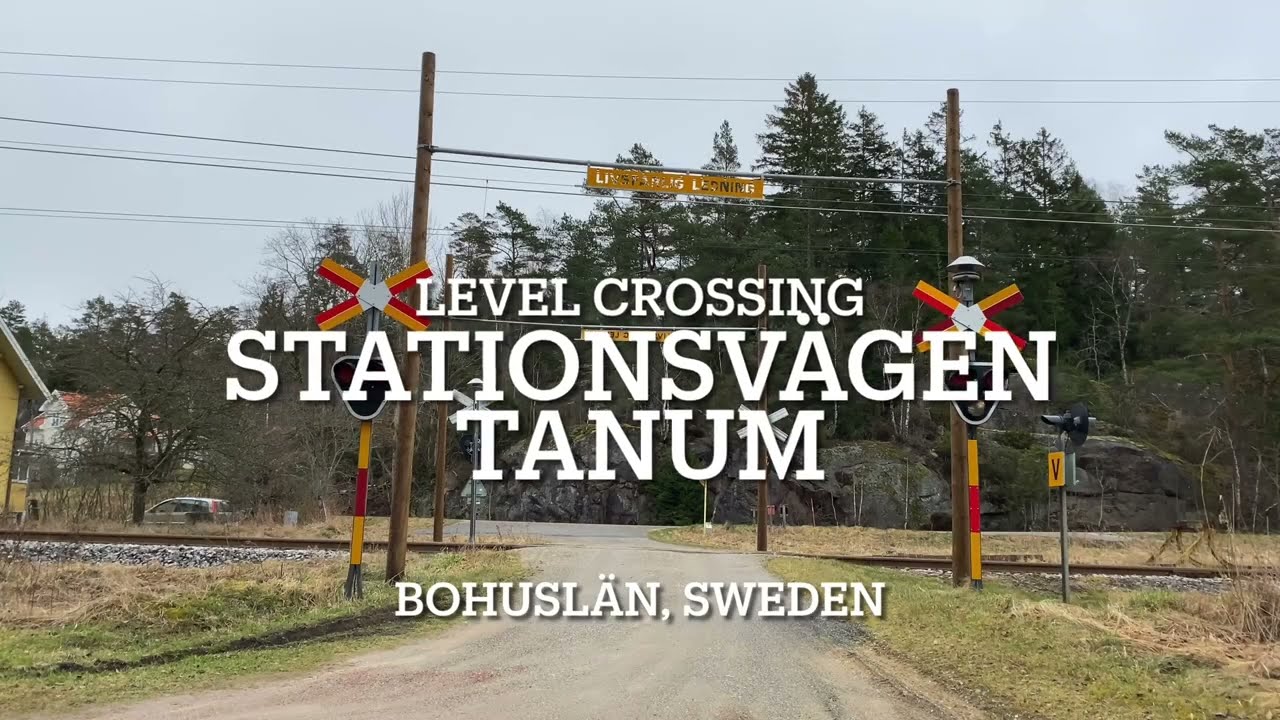 | Järnvägsövergång // Level Crossing | Stationsvägen, Tanum | Bohuslän [Sweden] |