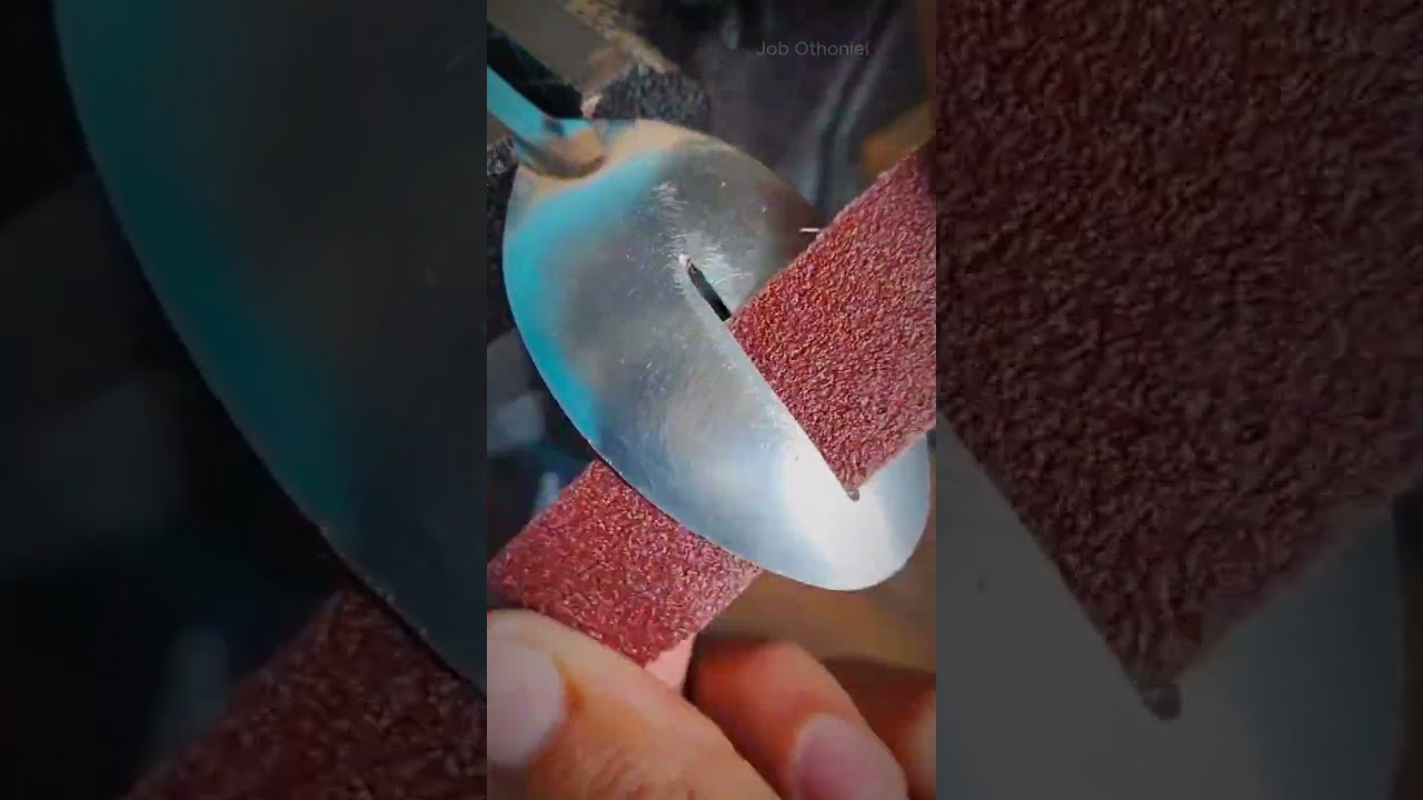 &iexcl;Convierte una cuchara en pelador con este truco f&aacute;cil!