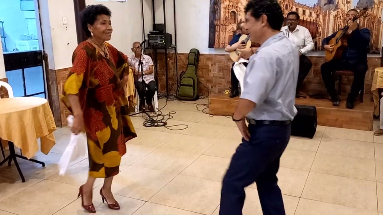 Alejandra Susana Ambukka sucesora de Bartola Sancho Davila acompañada por Jose Alfonso Teran Vasquez