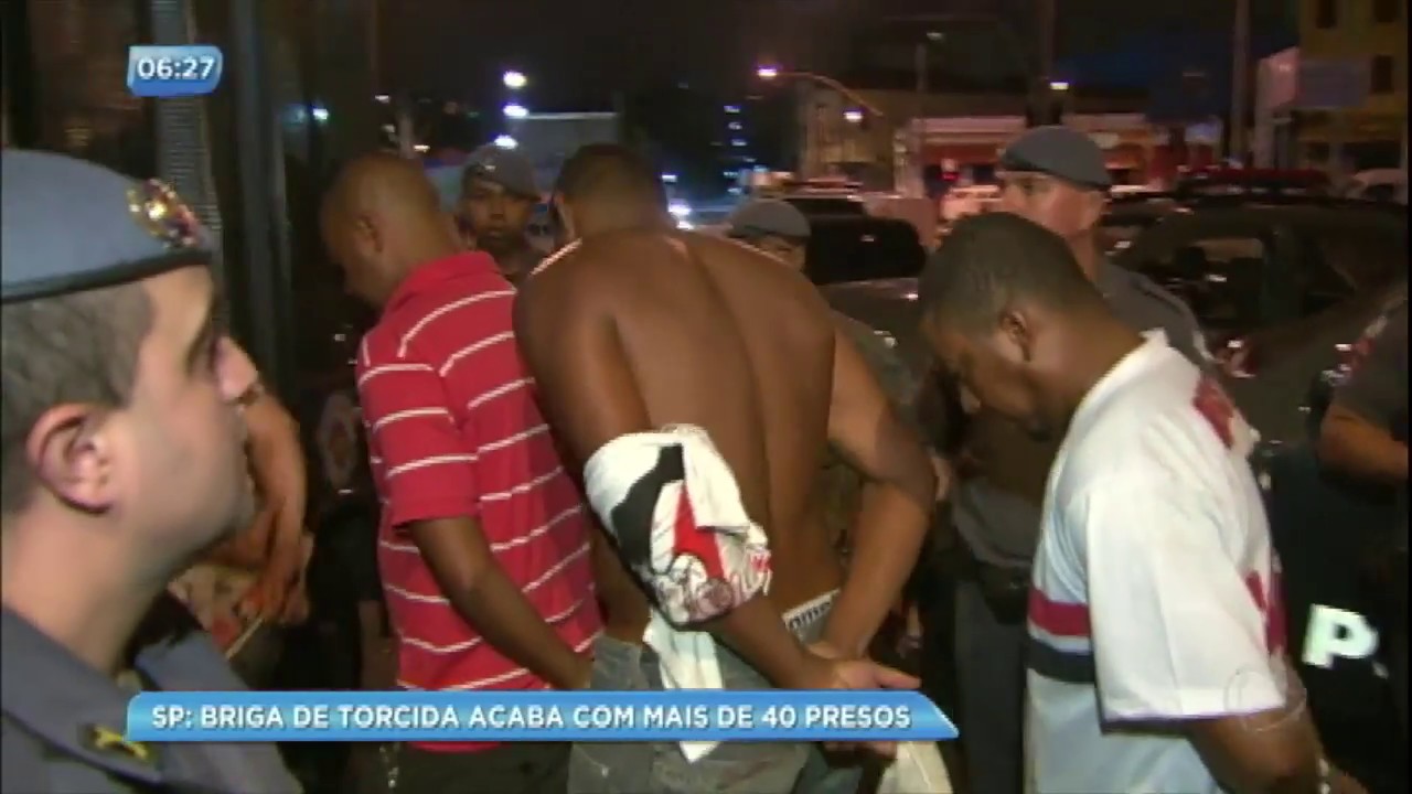 Torcedores organizados do São Paulo brigam entre si do lado de fora do Morumbi