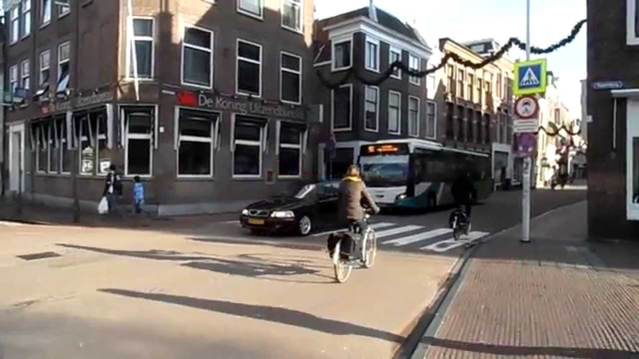 Vier bussen in het centrum van Leiden