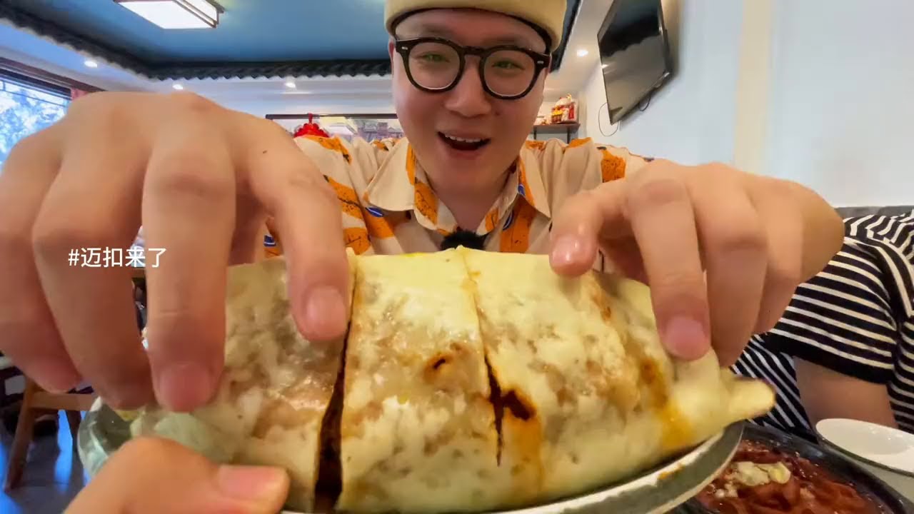 小猪猪推荐 打卡北京特色省饭课代表大肉龙也叫懒龙，还吃到了烙饼卷肘子、炖吊子、京酱肉丝、芥末墩儿！北京还有什么特色美食快告诉我！#肉龙 #北京美食 #省饭课代表 #全国省饭哪家强 #迈扣来了