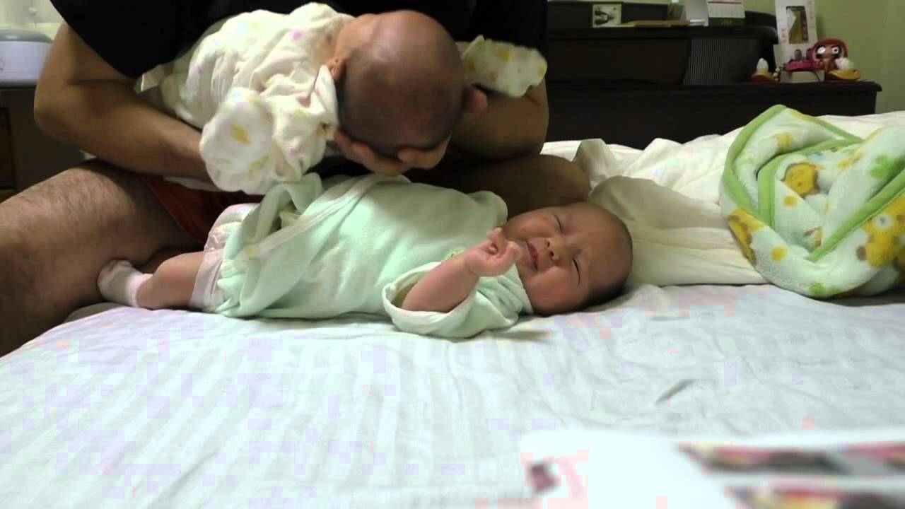Papa in a panic, twin babies won't stop crying! 双子パパ パニック!