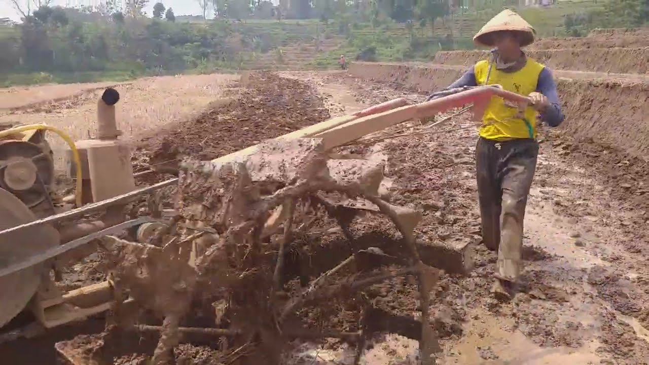 Jokinya senyum senyum,ketika menyingkal lahan dangkal,trktorquick g1000