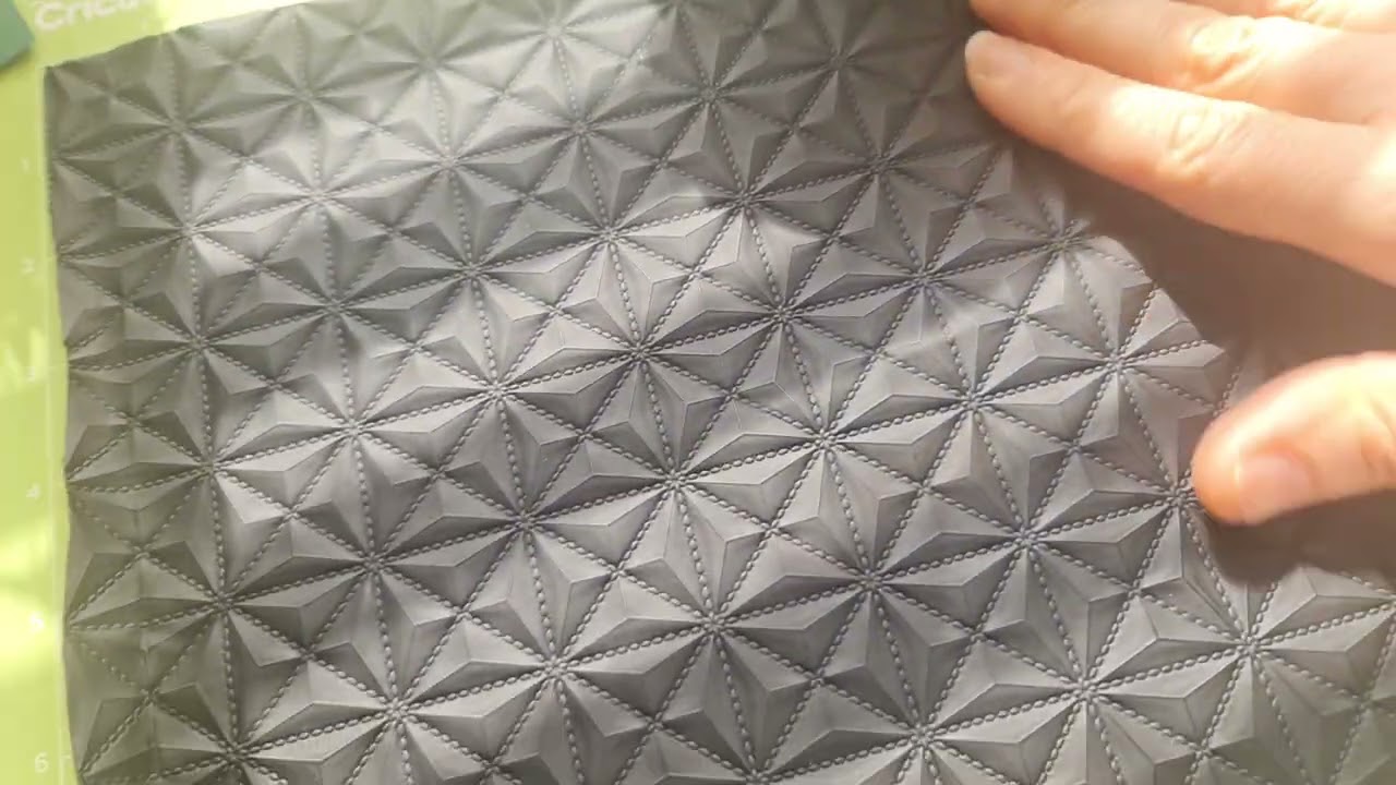 Cut leather  using cricut machine..ص الجلد بجهاز  الكريكت.