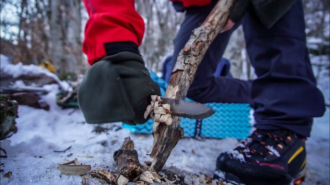 Bivacco invernale in montagna al chiaro di luna, hamburger sul fuoco, bushcraft, caffè e hiking.