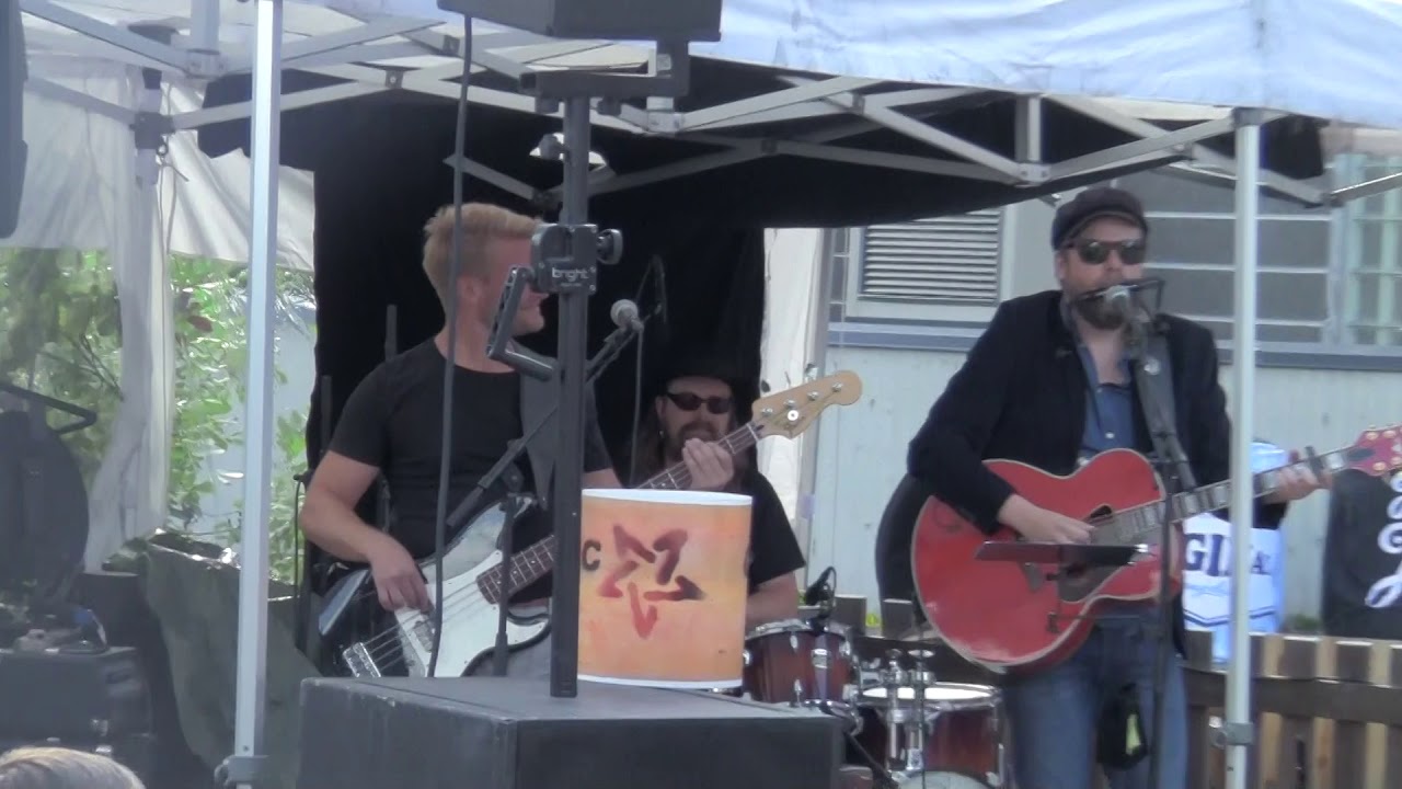 Henkka & Erityinen Tuki - Minuun Voit Luottaa (Kuin Neuvostoliittoon)