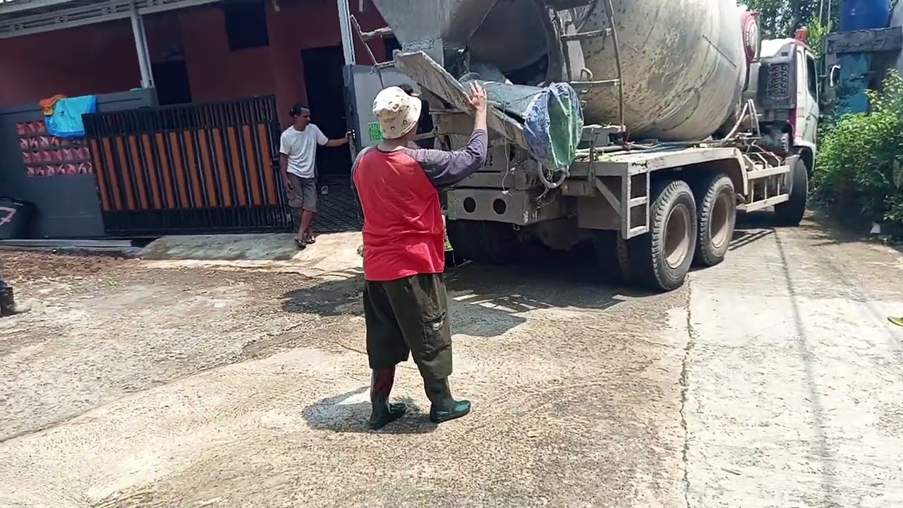 Gotong royong ngecor jalan #readymix #construction 