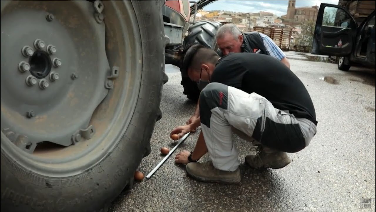 RETO: No romper huevos con la rueda del tractor