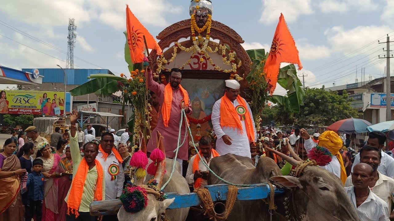 ಆದಿಕವಿ ಮಹರ್ಷಿ ವಾಲ್ಮೀಕಿ ಜಯಂತಿ ಅಂಗವಾಗಿ ಬೃಹತ  ಜಾಥಾ ಕಾರ್ಯಕ್ರಮಕ್ಕೆ ಚಾಲನೆ ನೀಡಿದ ಶಾಸಕರು ಹಾಗೂ ಮುಖಂಡರು  
