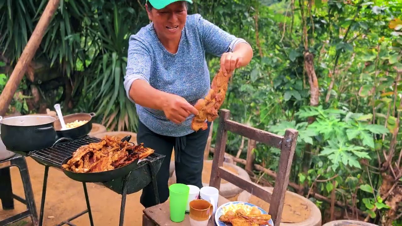 Hice una parrillada de chancho con patas de pollo y plátano maduro por carnaval aquí en mi casa