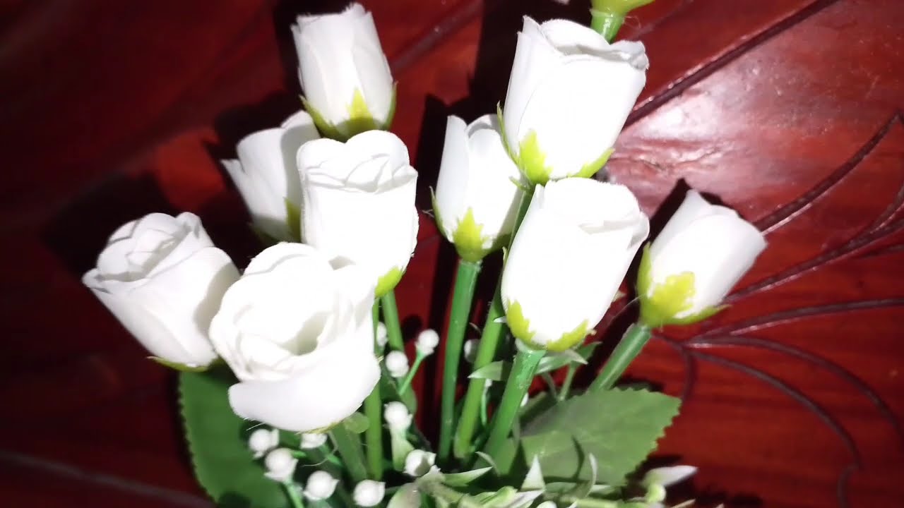 প্লাস্টিকের ফুল হলেও দেখতে একদম আসল মনে হয় 