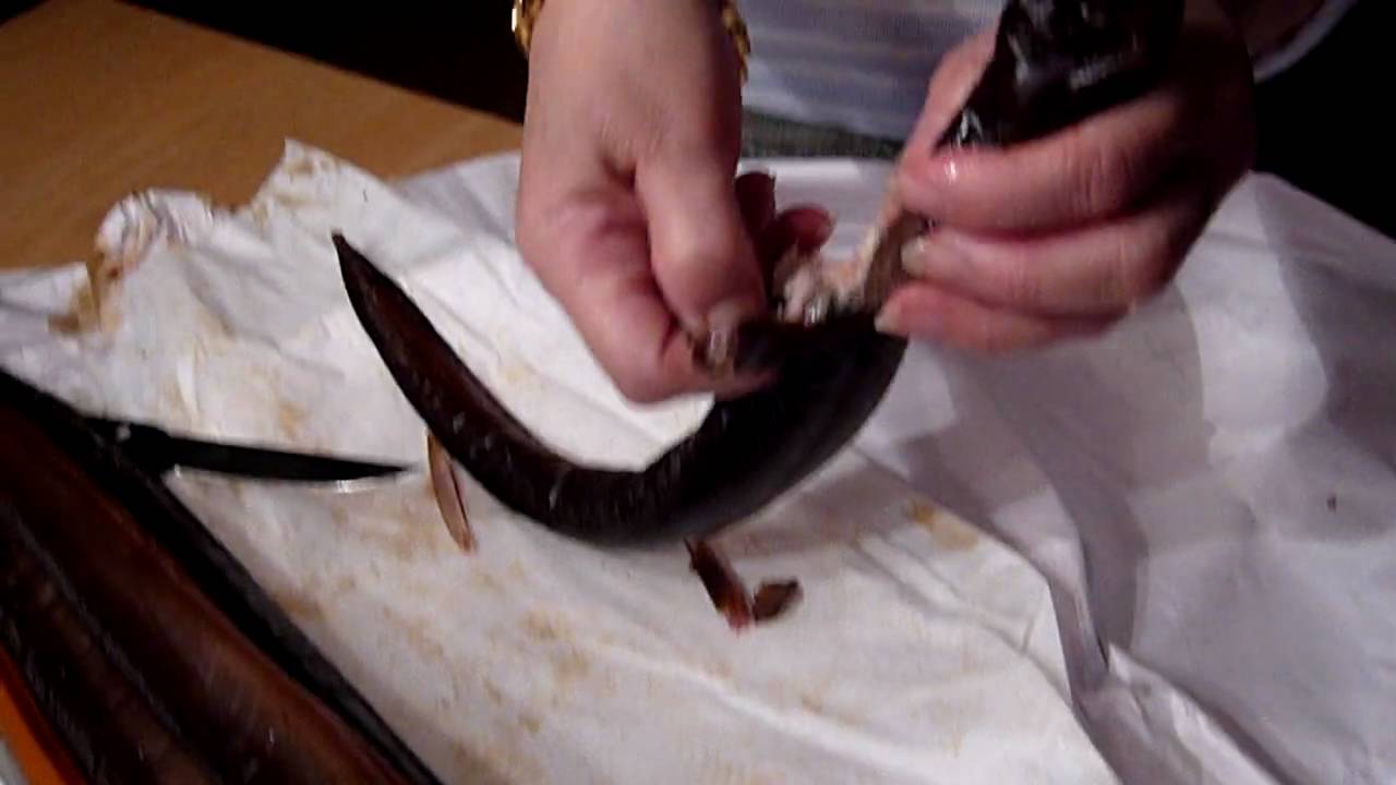The Wrong and Right Way To Peel the Skin of Smoked Eel(Paling)
