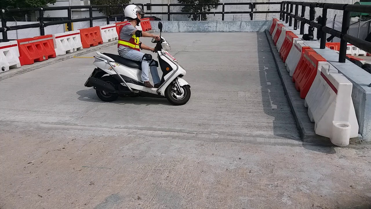 香港駕駛學院(鴨脷洲)自動波電單車斜路8字