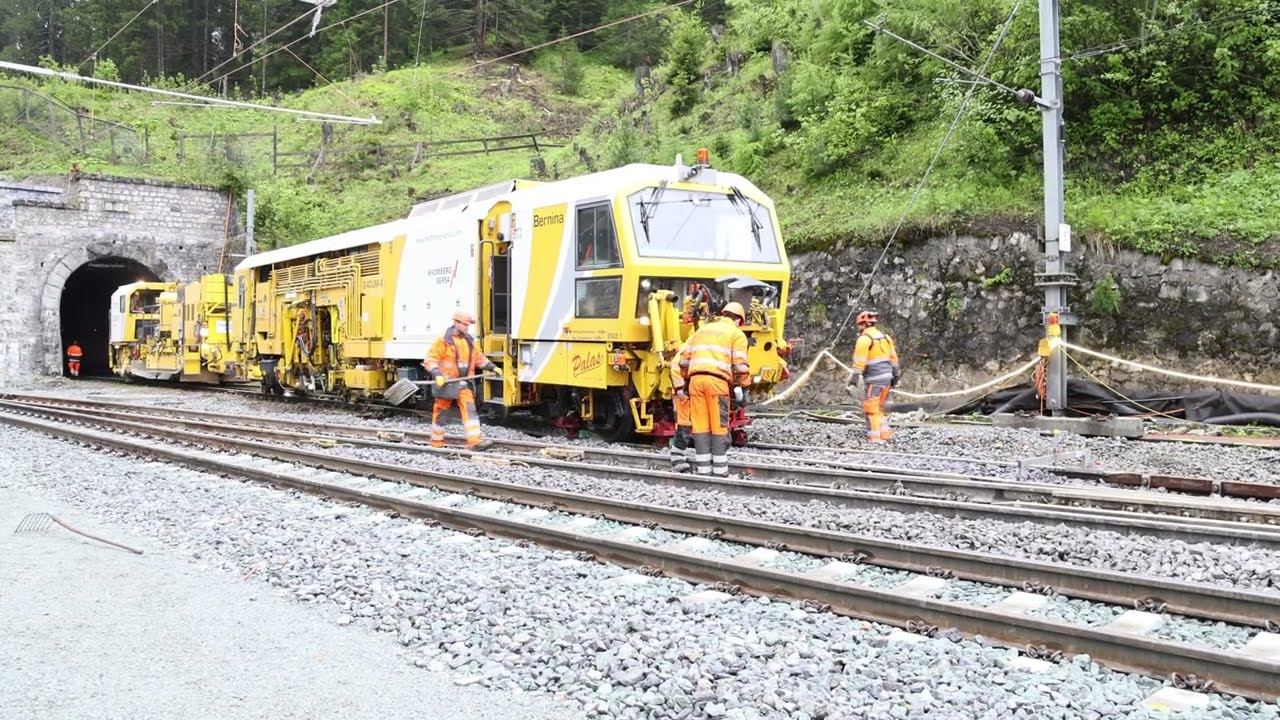 RhB, Preda, Erster Fahrplan-Zug durch den Albulatunnel II, Gleisbaumaschine im Einsatz, 12.06.2024