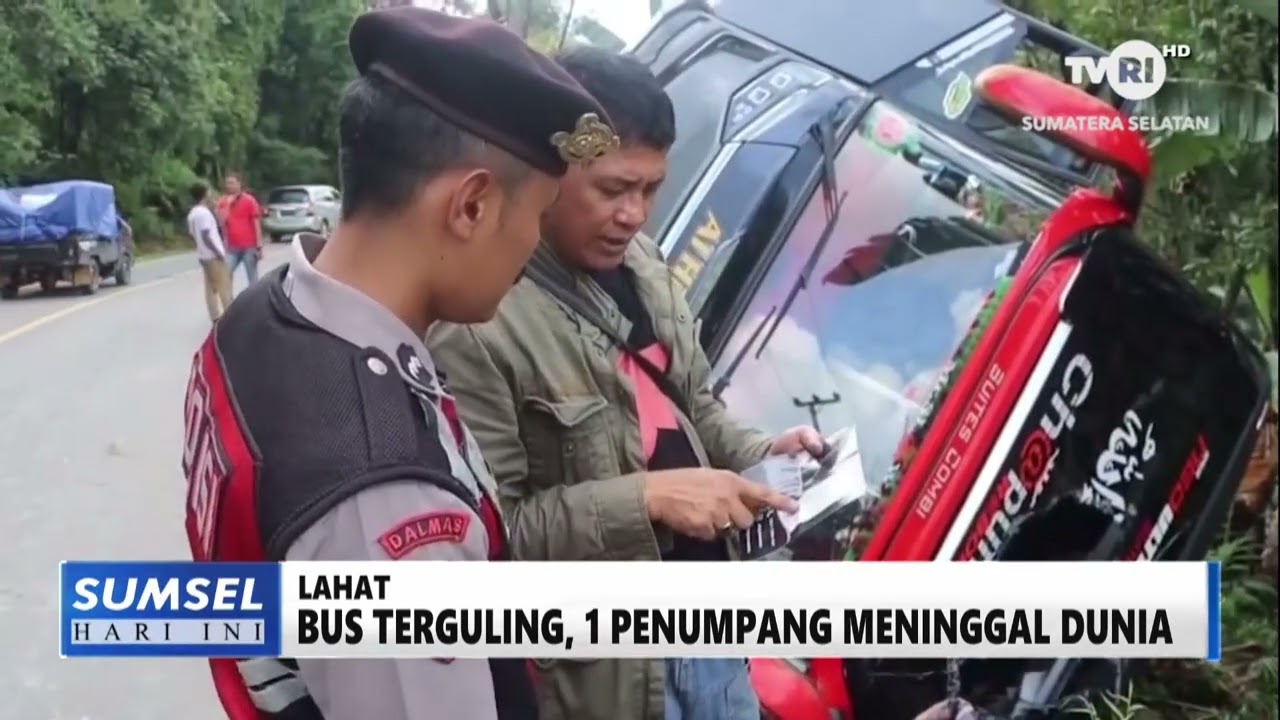 SUMSEL HARI INI - BUS TERGULING, 1 PENUMPANG MENINGGAL DUNIA
