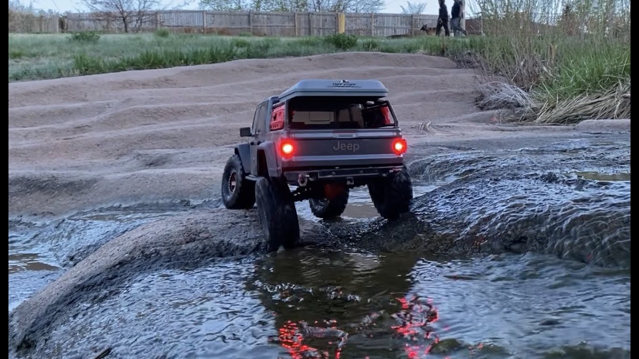 SIMPLE WALK TURNED INTO OFF-ROAD ADVENTURE - JEEP GLADIATOR - AXIAL SCX10 III