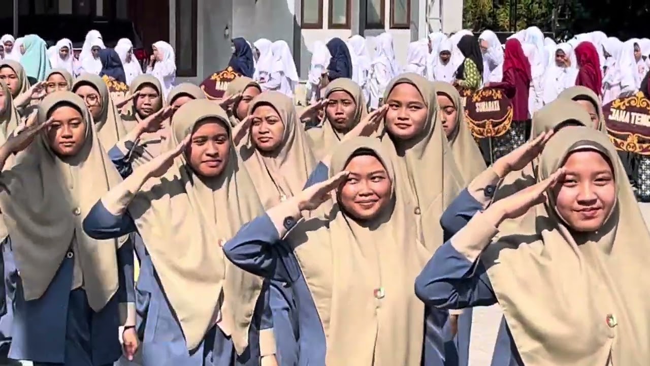 Parade Barisan Pekan Perkenalan 2025 Pondok Pesantren Al Iman Putri Babadan Ponorogo Jawa Timur