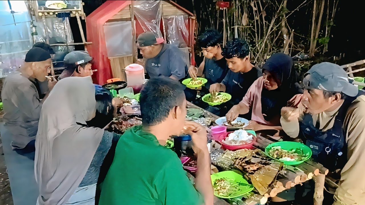Camping hujan deras berbuka puasa dan sahur di dalam hutan beramai ramai sambil bersenda gurau