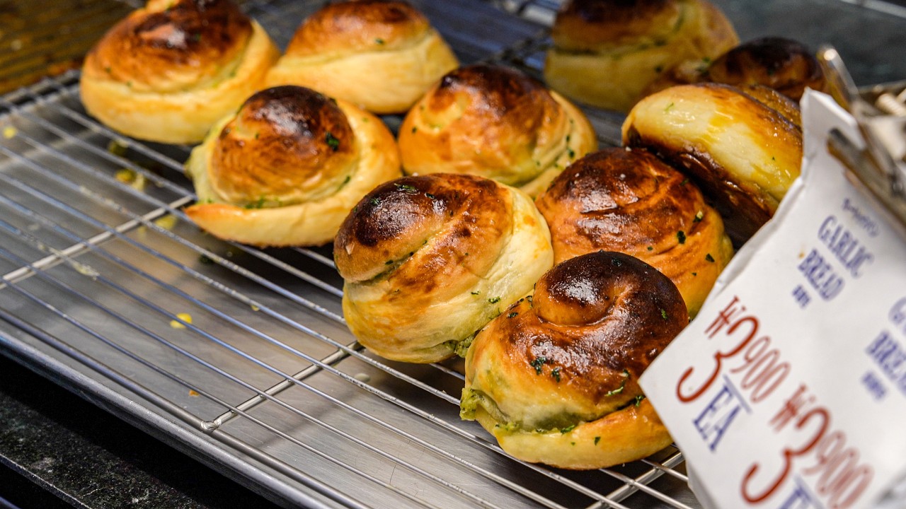 Must-Try at Gwangjang Market! Truffle Cream Garlic Bread at Garlic Boy 🧄✨