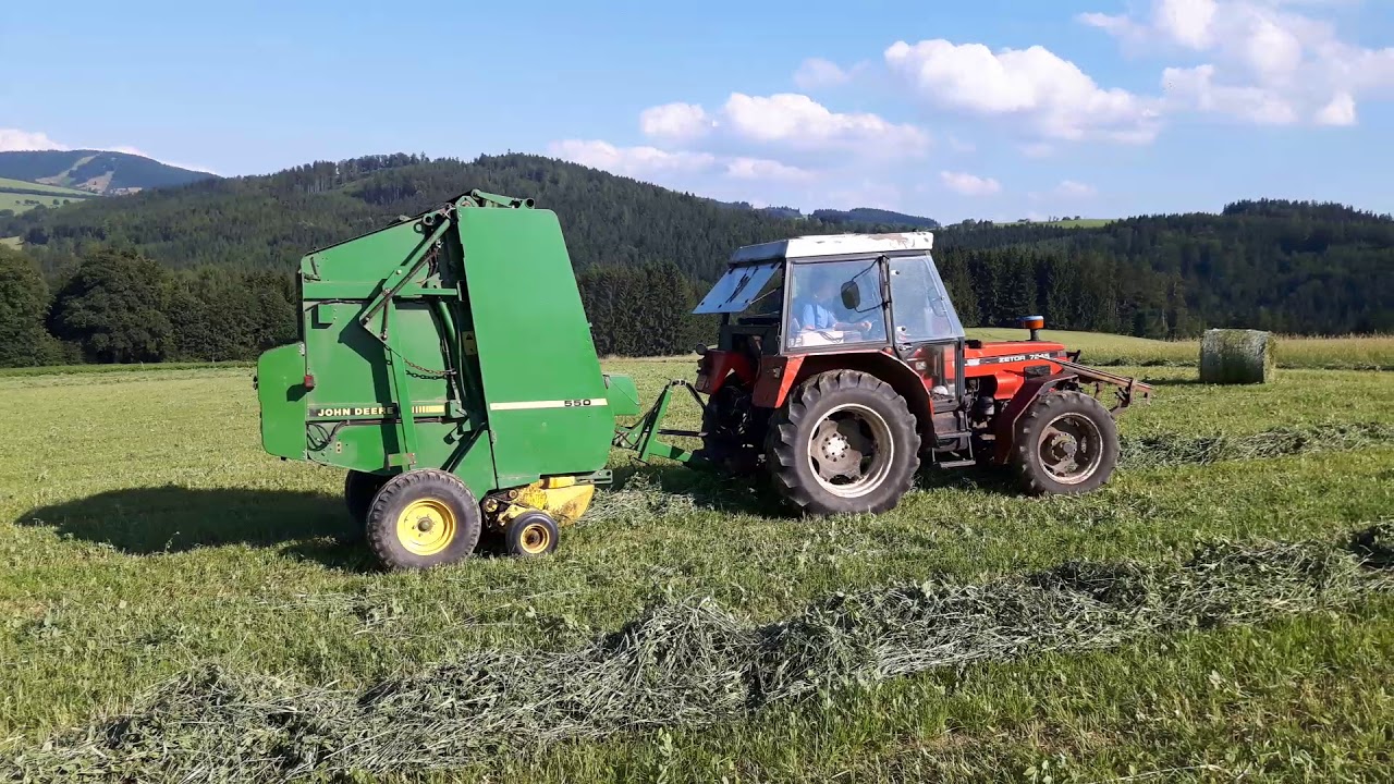 Zetor 7245 HS + John Deere 550 - lisování směsky
