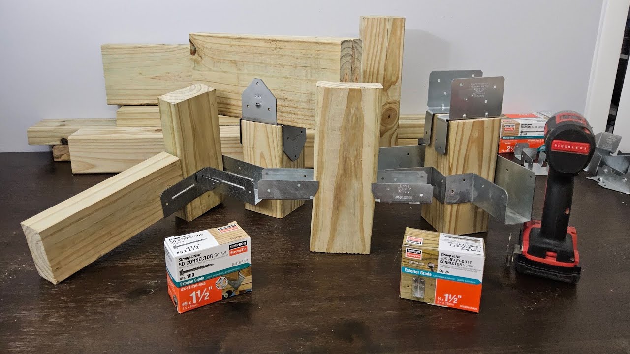 Postes y conectores metálicos en uniones laterales para decks