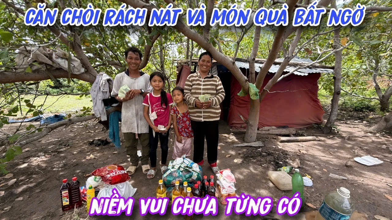 Gia đình sống trong căn chòi DỘT NÁT Bất Ngờ nhận quà ĐẶT BIỆT../17