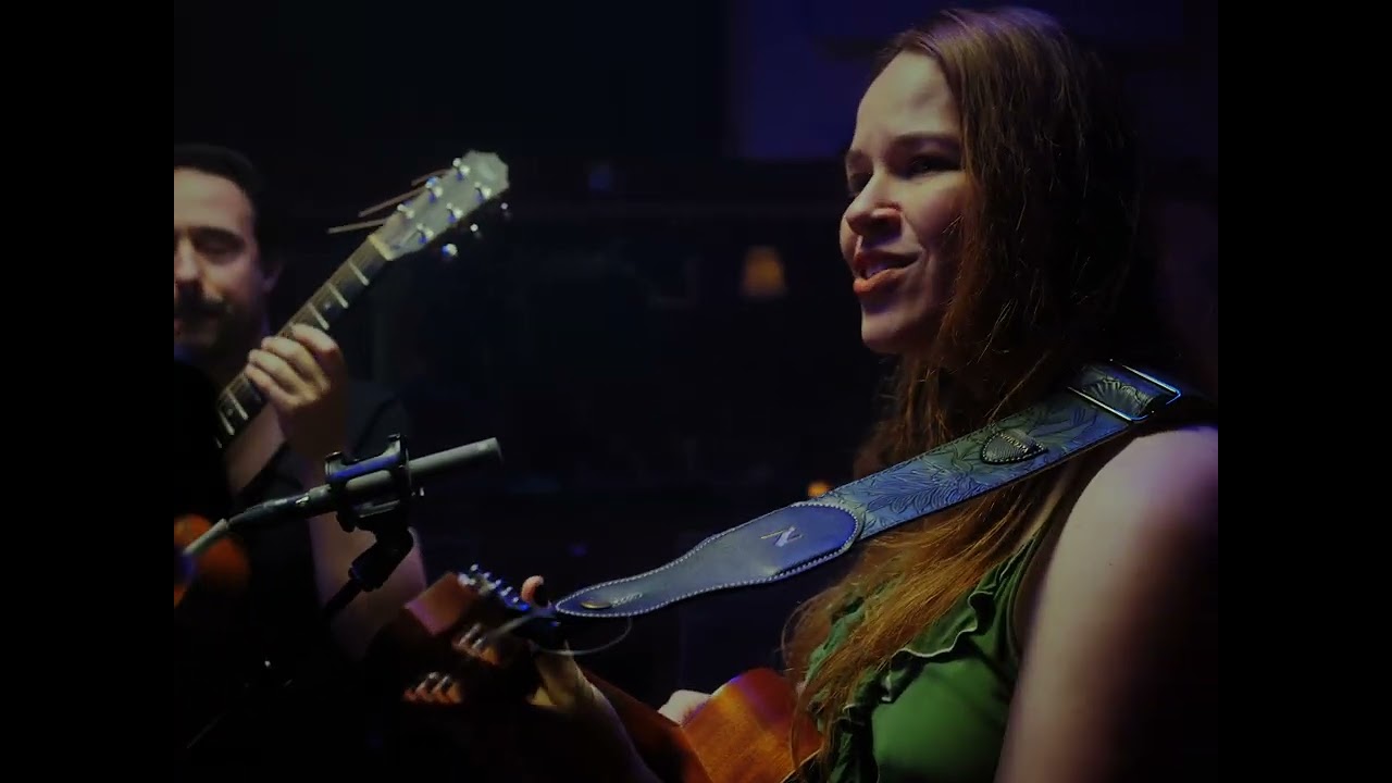 J.U.NE - Queens // C&eacute;lia Forestier