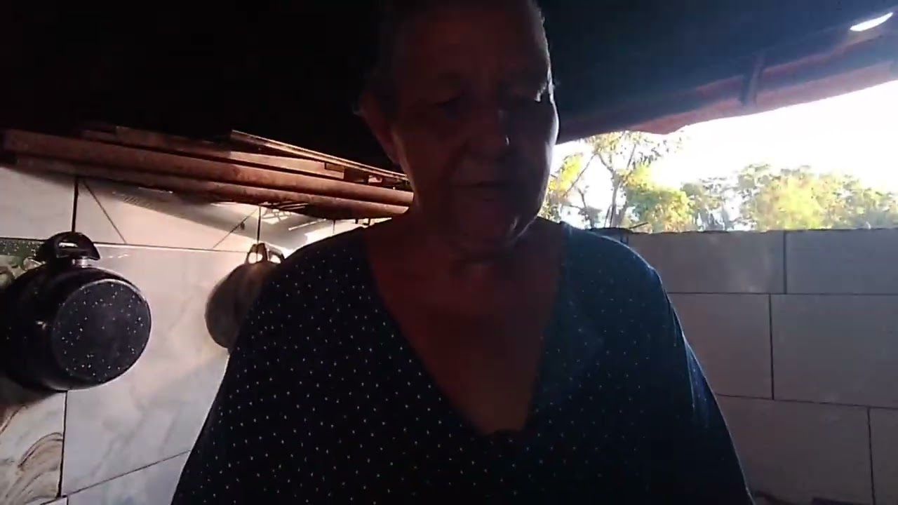 Ela fazendo janta no fogãozinho de lenha que ela tanto ama pra vocês