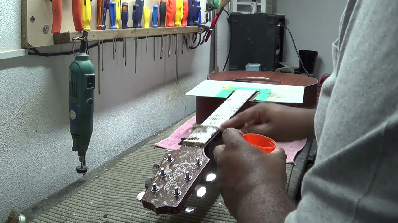 Trocando as cordas de um violão Takamine em 10 Minutos.