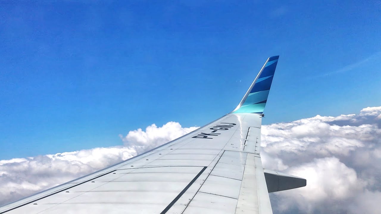 Garuda Indonesia 737-800 Take Off Adi Soemarmo Airport Solo