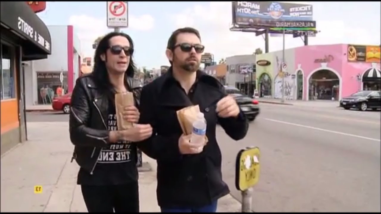 Alaska y Mario - De compras, un atropello y cervezas