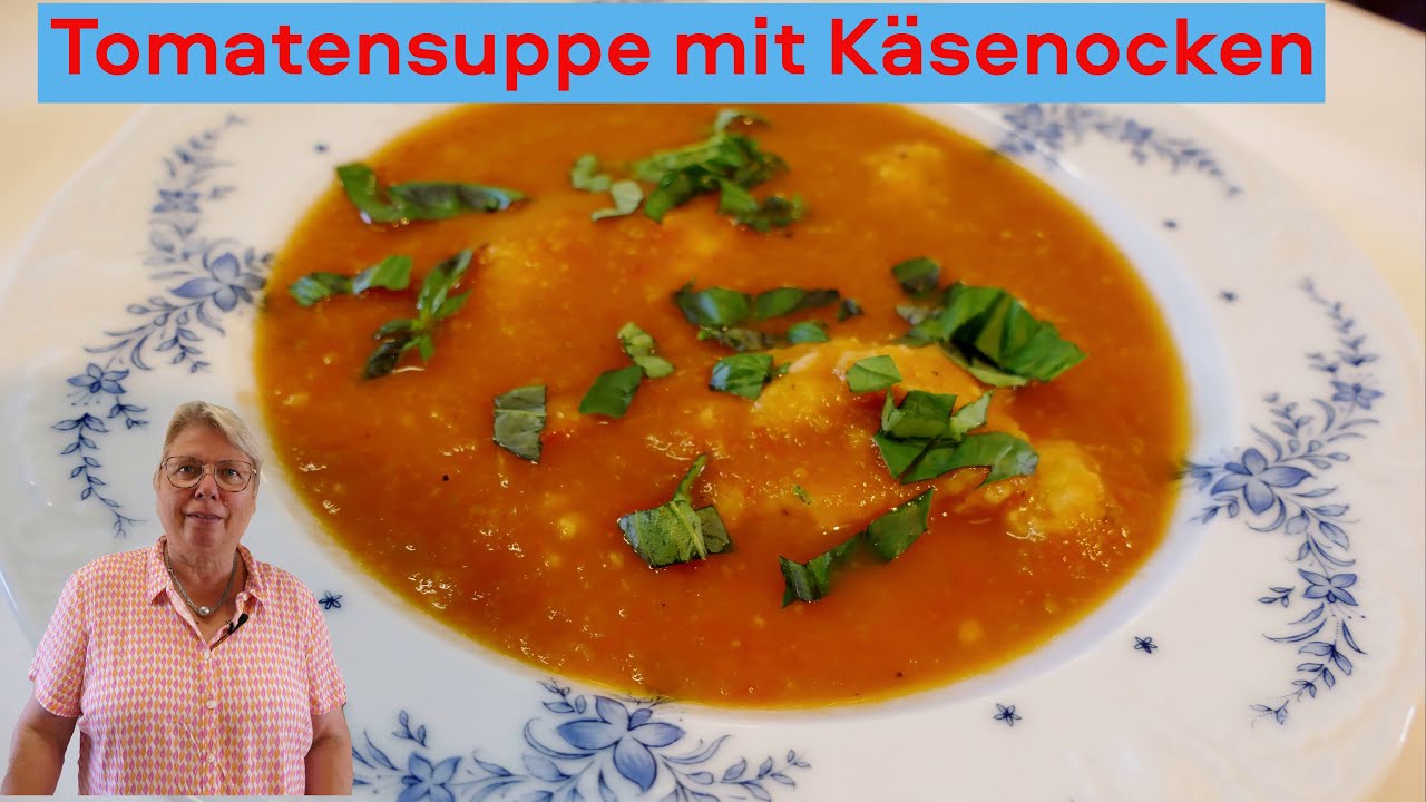 Sommerliche Tomaten-Paprika-Suppe mit herzhaften Käsenockerl